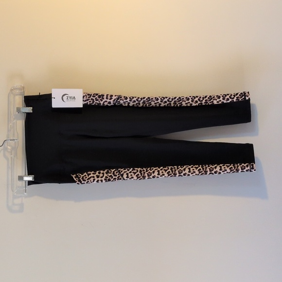 Zyia Women’s Leopard Pocket Brilliant Hi-Rise Capri 20" in Black 4 - Picture 5 of 15